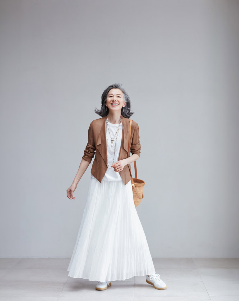 ノースリーブトップス¥29,700、スカート¥99,000／ともにヴィンス（コロネット）、レザージャケット ¥94,600 ／ロゥタス（ロゥタスカスタマーサービス）、 スニーカー¥28,600／レキップ、バッグ¥398,000／エディット ＆ コー、ロングネックレス¥40,600、パールネックレス¥31,900、イヤリング¥17,600／すべてラ・キアーヴェ（ドレスアンレーヴ）