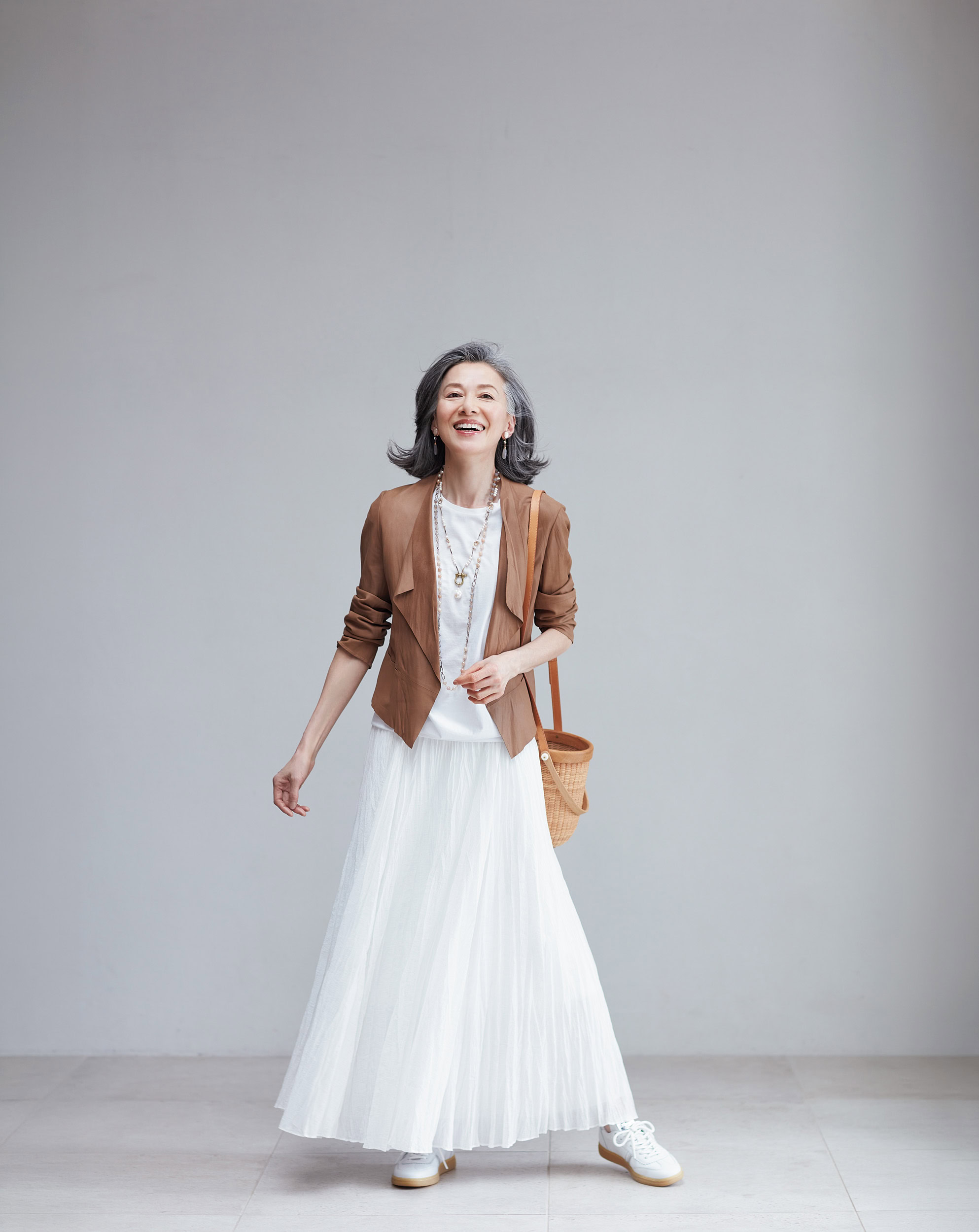 ノースリーブトップス¥29,700、スカート¥99,000／ともにヴィンス（コロネット）、レザージャケット ¥94,600 ／ロゥタス（ロゥタスカスタマーサービス）、 スニーカー¥28,600／レキップ、バッグ¥398,000／エディット ＆ コー、ロングネックレス¥40,600、パールネックレス¥31,900、イヤリング¥17,600／すべてラ・キアーヴェ（ドレスアンレーヴ）