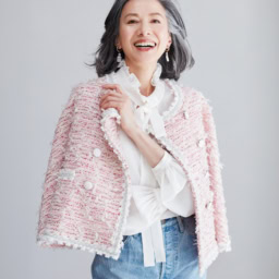 ブラウス（キャミソールつき）¥88,000、ジャケット¥132,000／ともにストラスブルゴ （ストラスブルゴ カスタマーセンター）、デニムパンツ¥39,600／エブール（リトルリーグ インク）、イヤリング¥16,500／ラ・キアーヴェ（ドレスアンレーヴ）