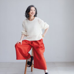 ニット¥70,400、タンクトップ¥19,8 00／ともにイントゥーカ（パラマートデザイン）、パンツ¥57,200／エディット & コー、サンダル¥75,900／トリッペン（トリッペン原宿店）、イヤリング¥26,400、バングル（太）¥45,100、バングル（細）¥48,400、リング¥20,9 00／すべて1DKジュエリーワークス（ドレスアンレーヴ）