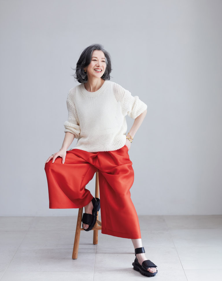 ニット¥70,400、タンクトップ¥19,8 00/ともにイントゥーカ(パラマートデザイン)、パンツ¥57,200/エディット & コー、サンダル¥75,900/トリッペン(トリッペン原宿店)、イヤリング¥26,400、バングル(太)¥45,100、バングル(細)¥48,400、リング¥20,9 00/すべて1DKジュエリーワークス(ドレスアンレーヴ)