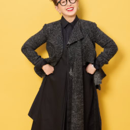 加賀まりこさん　ジャケット¥228,800、ワンピース¥140,800／ともにヨウジヤマモト（ヨウジヤマモト プレス）、その他／加賀まりこさん私物