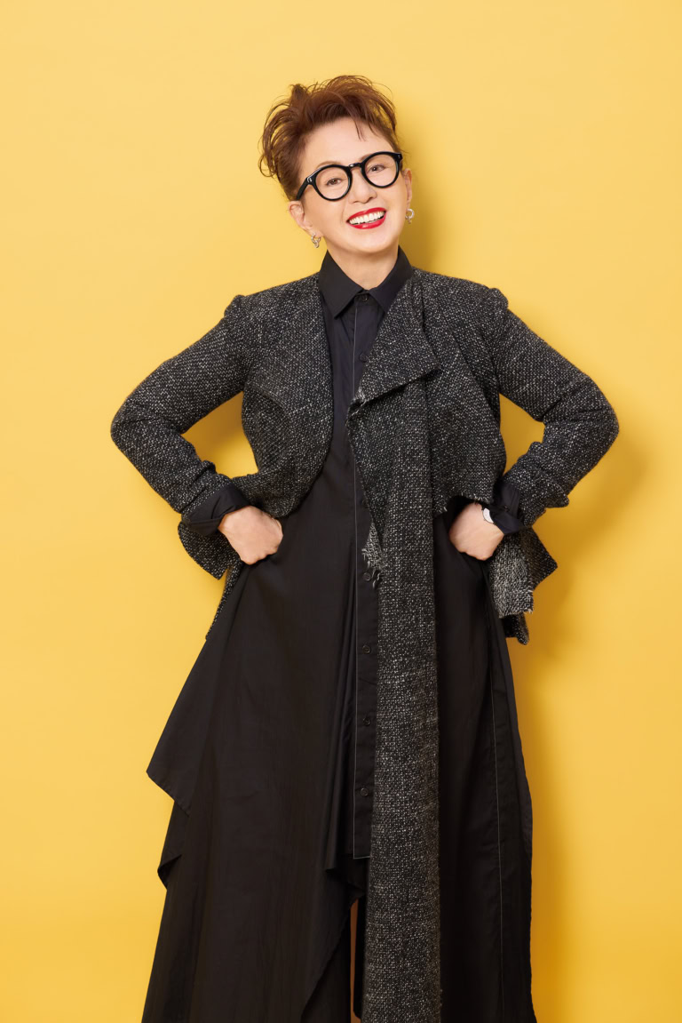 加賀まりこさん ジャケット¥228,800、ワンピース¥140,800/ともにヨウジヤマモト(ヨウジヤマモト プレス)、その他/加賀まりこさん私物