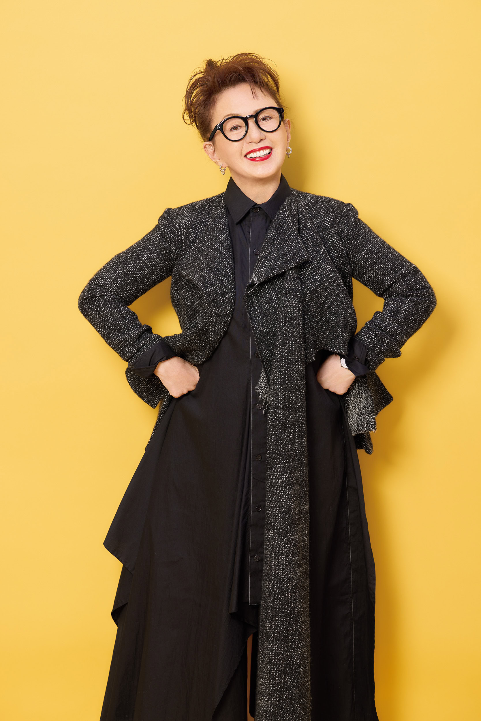 加賀まりこさん　ジャケット¥228,800、ワンピース¥140,800／ともにヨウジヤマモト（ヨウジヤマモト プレス）、その他／加賀まりこさん私物