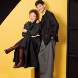 沢村一樹さん　ジャケット［参考商品］／麻布テーラー、パンツ［参考商品］、その他／スタイリスト私物 加賀まりこさん　ジャケット¥228,800、ワンピース¥140,800／ともにヨウジヤマモト（ヨウジヤマモト プレス）、その他／加賀まりこさん私物