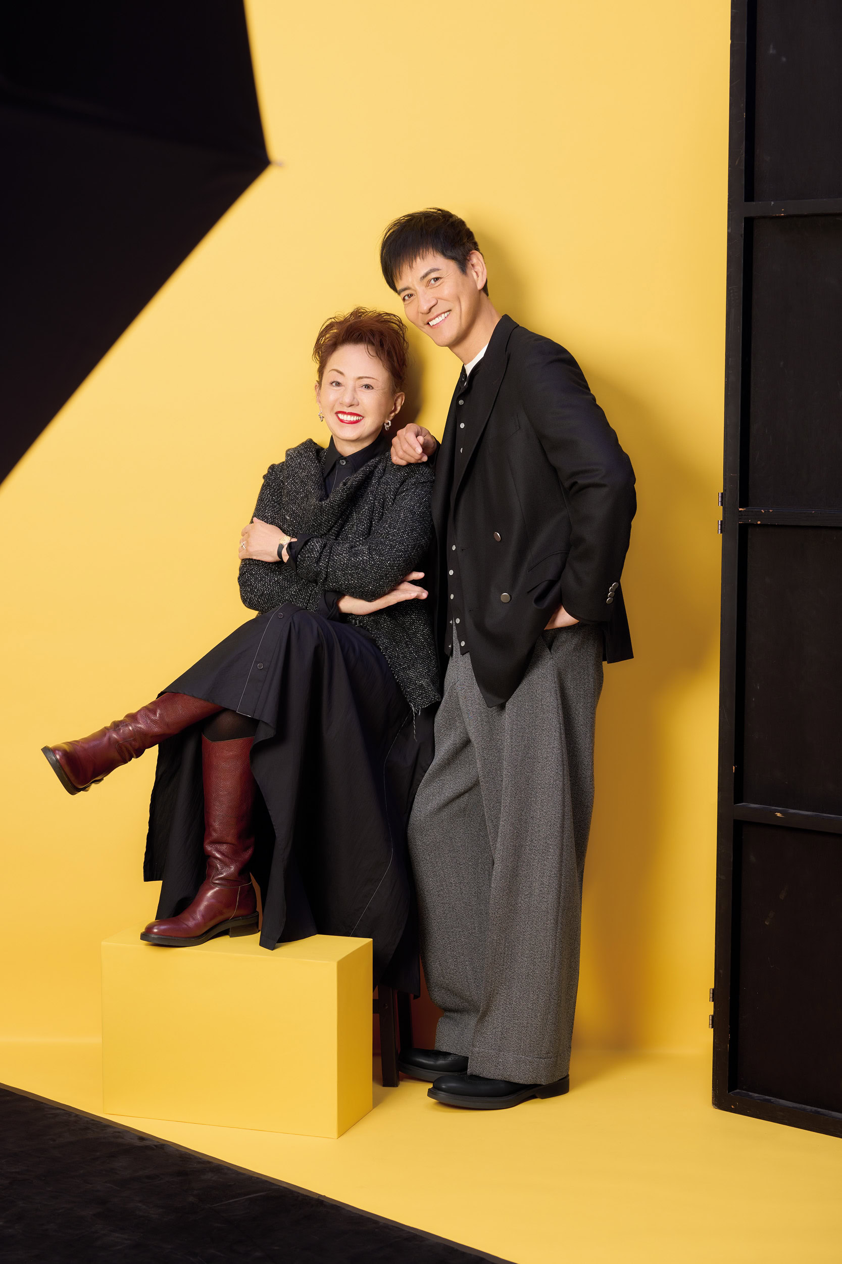 沢村一樹さん　ジャケット［参考商品］／麻布テーラー、パンツ［参考商品］、その他／スタイリスト私物 加賀まりこさん　ジャケット¥228,800、ワンピース¥140,800／ともにヨウジヤマモト（ヨウジヤマモト プレス）、その他／加賀まりこさん私物