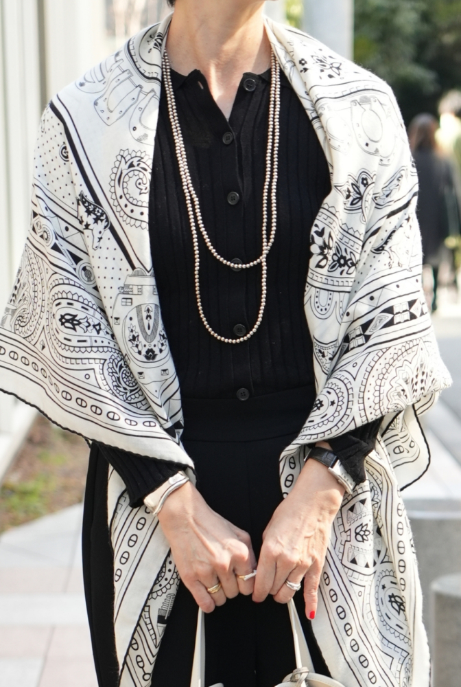 50代お手本スナップ_縦長シルエットを強調してくれるボールパールネックレス