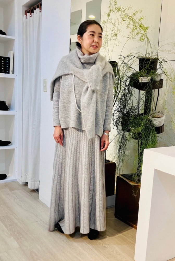 【60代お手本スナップ】グレーのワントーンに小物で個性をプラスした着こなしが素敵です!|プレス三好和美さん