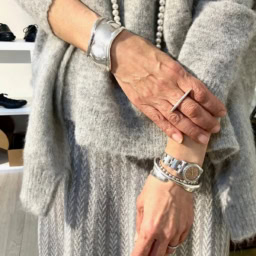 ロレックスの時計に、ボニーポートのボールチェーンブレスレット、ティファニーのバングルには、モニカ・カステリオーニのリングを合わせて。その他はノーブランド。「ベーシックなアイテムやワントーンスタイルにアクセサリーなどでアクセントをプラスするのが好みです」（三好さん）