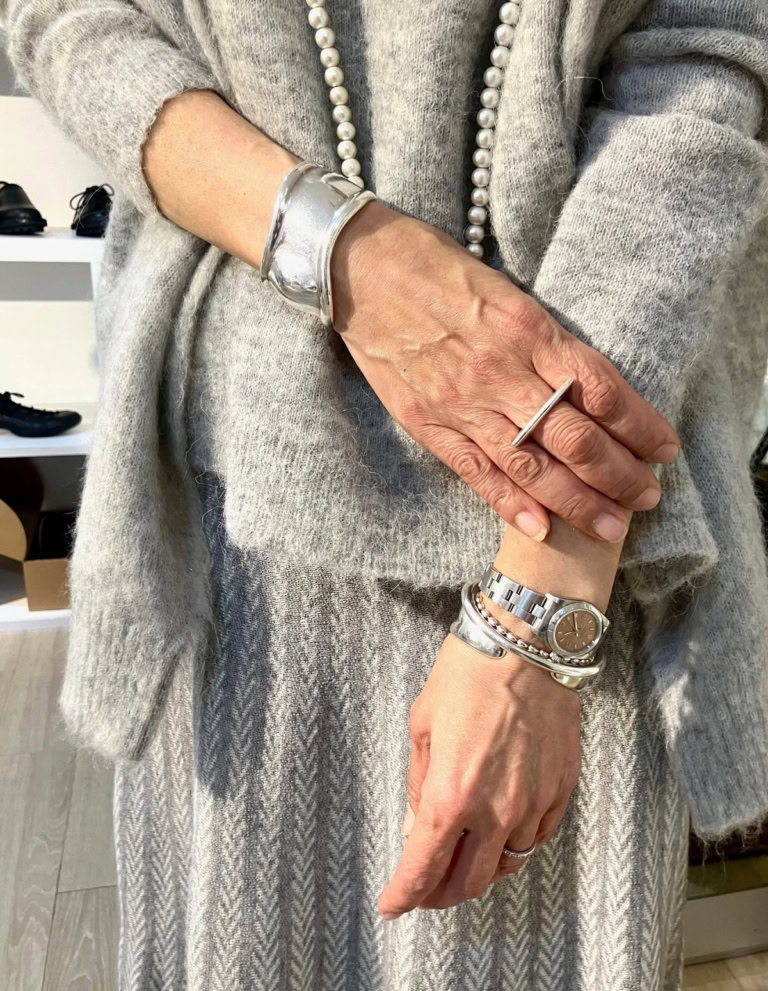 ロレックスの時計に、ボニーポートのボールチェーンブレスレット、ティファニーのバングルには、モニカ・カステリオーニのリングを合わせて。その他はノーブランド。「ベーシックなアイテムやワントーンスタイルにアクセサリーなどでアクセントをプラスするのが好みです」(三好さん)