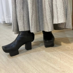 ソールとヒールの形がユニークなブーツは、トリッペン。「シューズはブラックで引き締めてみました」（三好さん）