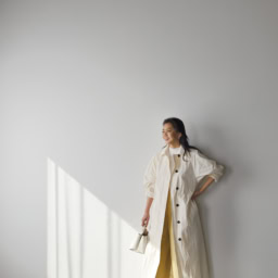 ステンカラーコート¥107,800／カオス（Chaos GINZA SIX）、ニット¥ 24,200／アドーア、パンツ¥35,200／ギャルリー・ヴィー（ ギャルリー・ヴィー 丸の内店）、ピアス¥25,300、バングル¥29,700／ともにウノアエレシルバーコレクション（ウノアエレ  ジャパン）、バッグ¥193,600、靴¥146,300／ともにトッズ（トッズ・ジャパン）