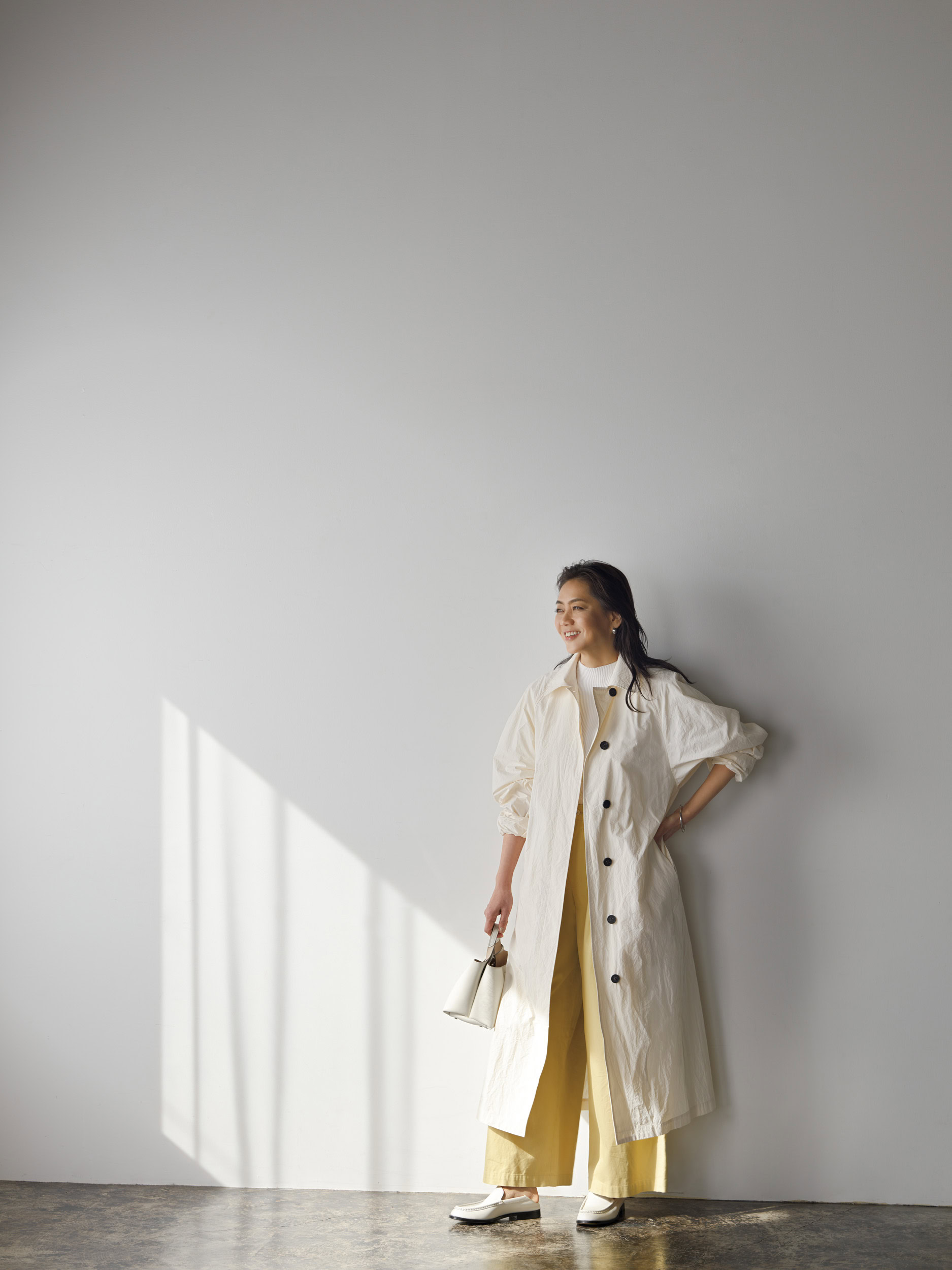 ステンカラーコート¥107,800／カオス（Chaos GINZA SIX）、ニット¥ 24,200／アドーア、パンツ¥35,200／ギャルリー・ヴィー（ ギャルリー・ヴィー 丸の内店）、ピアス¥25,300、バングル¥29,700／ともにウノアエレシルバーコレクション（ウノアエレ  ジャパン）、バッグ¥193,600、靴¥146,300／ともにトッズ（トッズ・ジャパン）