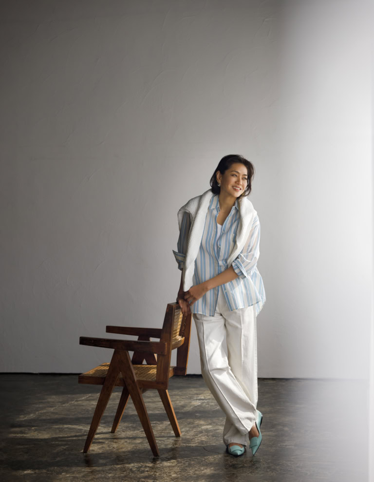 シャツ¥104,500/アッシュ(コロネット)、肩にかけたニット¥64,900、パンツ¥53,900/ともにドゥロワー(ドゥロワー 青山店)、タンクトップ/スタイリスト私物、ピアス¥47,300/ウノアエレ シルバーコレクション(ウノアエレ ジャパ ン)、靴¥115,500/セルジオ ロッシ (セルジオ ロッシ ジャパン カスタマーサービス)