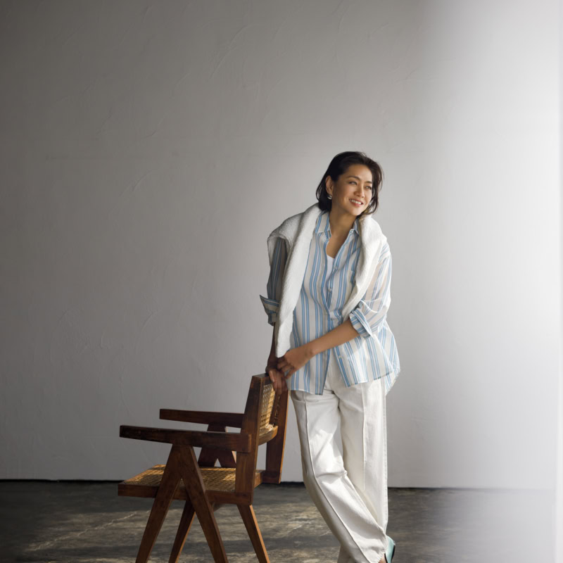 【60代ファッション】人気スタイリスト村山佳世子さんがセレクト!「ツヤシャツ」「シャーベットカラー」で春トレンドを満喫!【モデル前田典子さん】