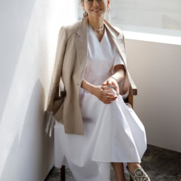 ジャケット¥93,500、ワンピース¥59,400／ともにアドーア、ピアス¥19,800／ワンエーアールバイウノアエレ、チョーカー¥44,000／ウノアエレシルバーコレクション、ブレスレット¥286,000／ウノアエレ（すべてウノアエレ ジャパン）、靴¥146,300／セルジオ ロッシ（セルジオ ロッシ ジャパン カスタマーサービス）