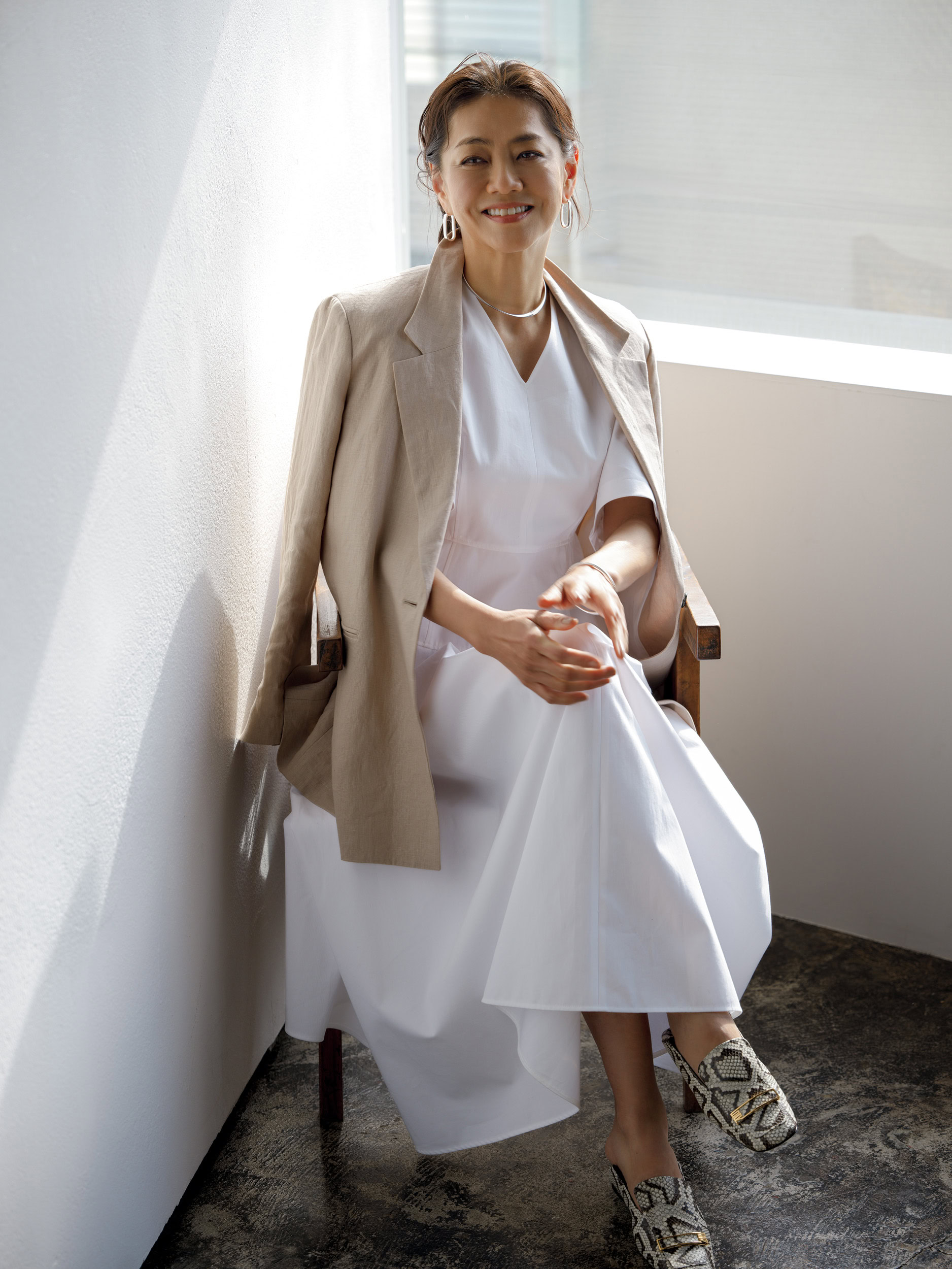 ジャケット¥93,500、ワンピース¥59,400／ともにアドーア、ピアス¥19,800／ワンエーアールバイウノアエレ、チョーカー¥44,000／ウノアエレシルバーコレクション、ブレスレット¥286,000／ウノアエレ（すべてウノアエレ ジャパン）、靴¥146,300／セルジオ ロッシ（セルジオ ロッシ ジャパン カスタマーサービス）