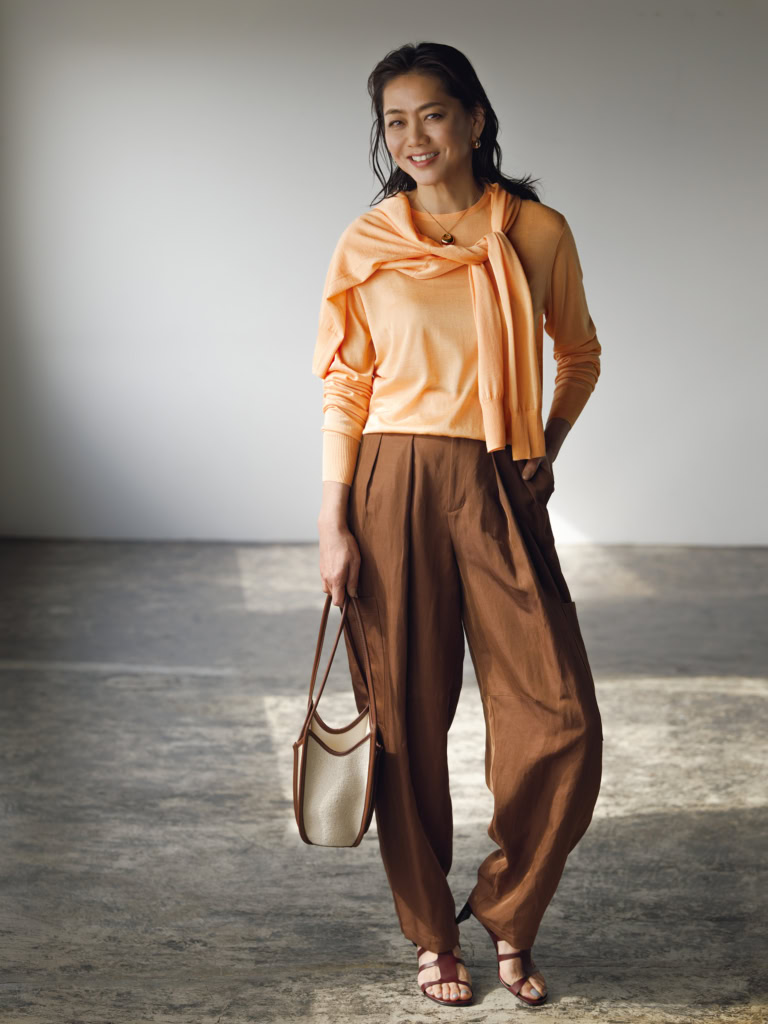 ニット¥77,000、カーディガン¥82,500／ともにブラミンク（ブラミンク トーキョ ー）、パンツ¥48,400／アドーア、ピアス¥83,600、ネックレス¥71,900／ともにトムウッド（トムウッド  青山店 ）、バッグ¥60,500／へリュー（ギャルリー・ヴィー 丸の内店）、靴¥220,000／ピエール アルディ（ピエール アルディ 東京）