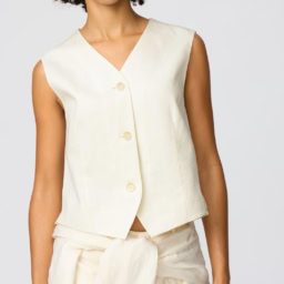 ユニクロ：シー「プレミアムリネンベスト」¥4,990