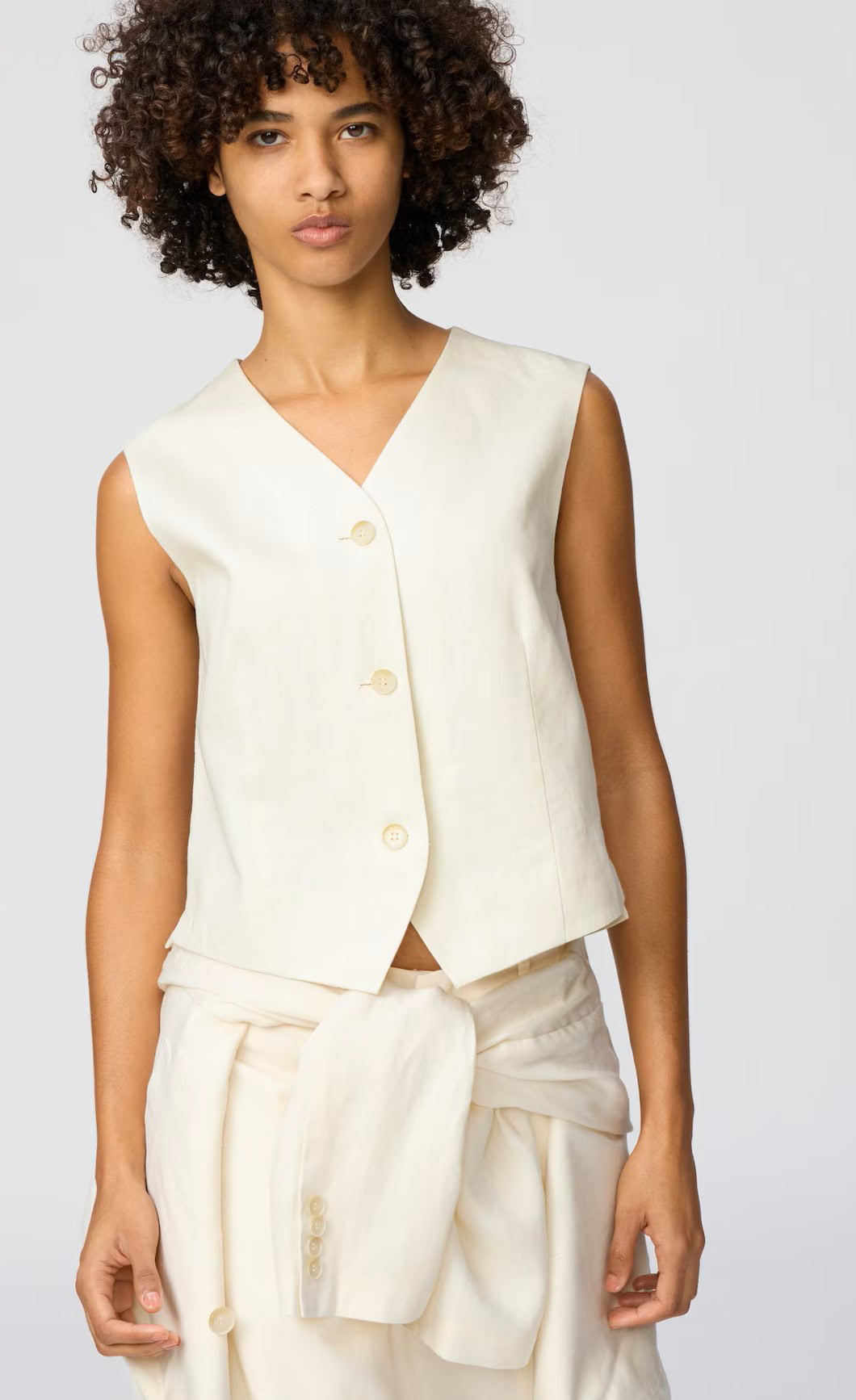 ユニクロ：シー「プレミアムリネンベスト」¥4,990