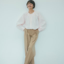 トップス¥33,000／デパリエ（デパリエ伊勢丹新宿店）、パンツ¥52,800／カオス（カオス表参道）、ピアス¥17,800 ／アフェクト（ラッキーアンドカンパニー）、靴下記参照