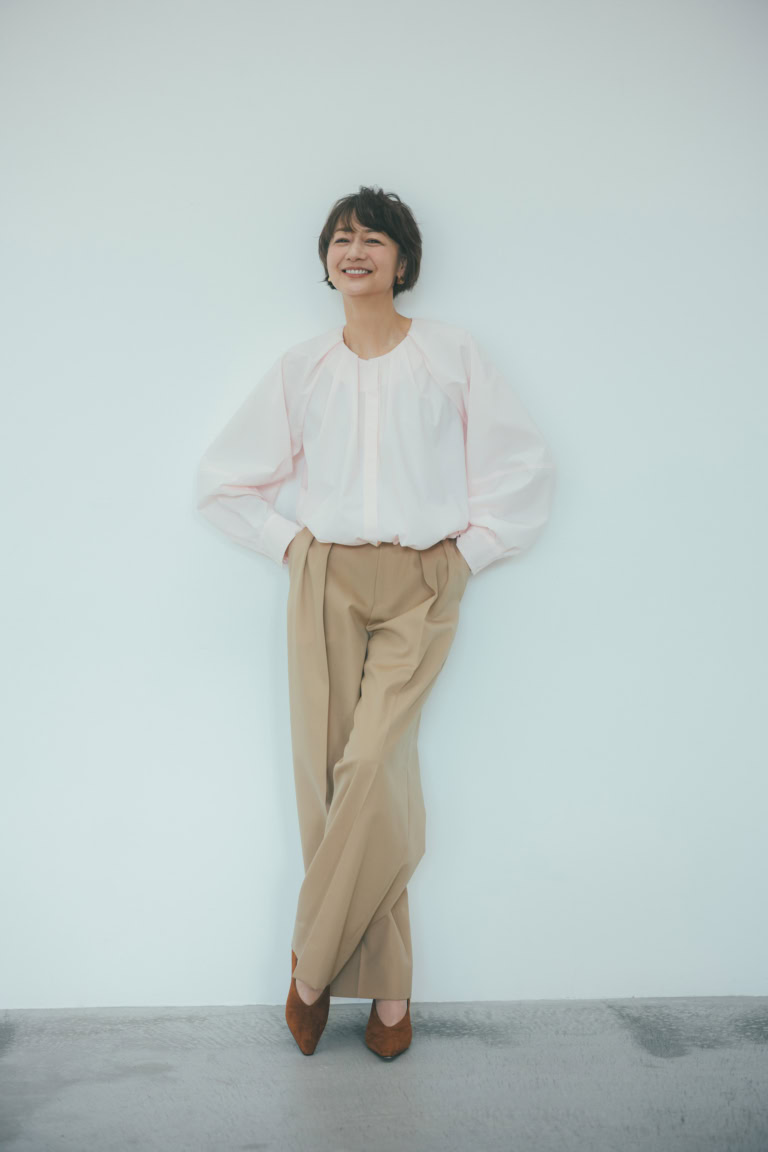 トップス¥33,000／デパリエ（デパリエ伊勢丹新宿店）、パンツ¥52,800／カオス（カオス表参道）、ピアス¥17,800 ／アフェクト（ラッキーアンドカンパニー）、靴下記参照