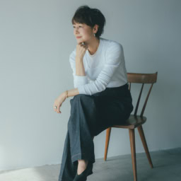 タンクトップ¥22,000、ロンT¥27,500、パンツ¥77,000／すべてブラミンク（ブラミンク トーキョー）、ピアス¥24,200、ネックレス¥37,900、リング〈右手〉¥19,360、〈左手〉¥21,450、ブレスレット¥29,800／すべてアフェクト（ラッキーアンドカンパニー）、靴下記参照