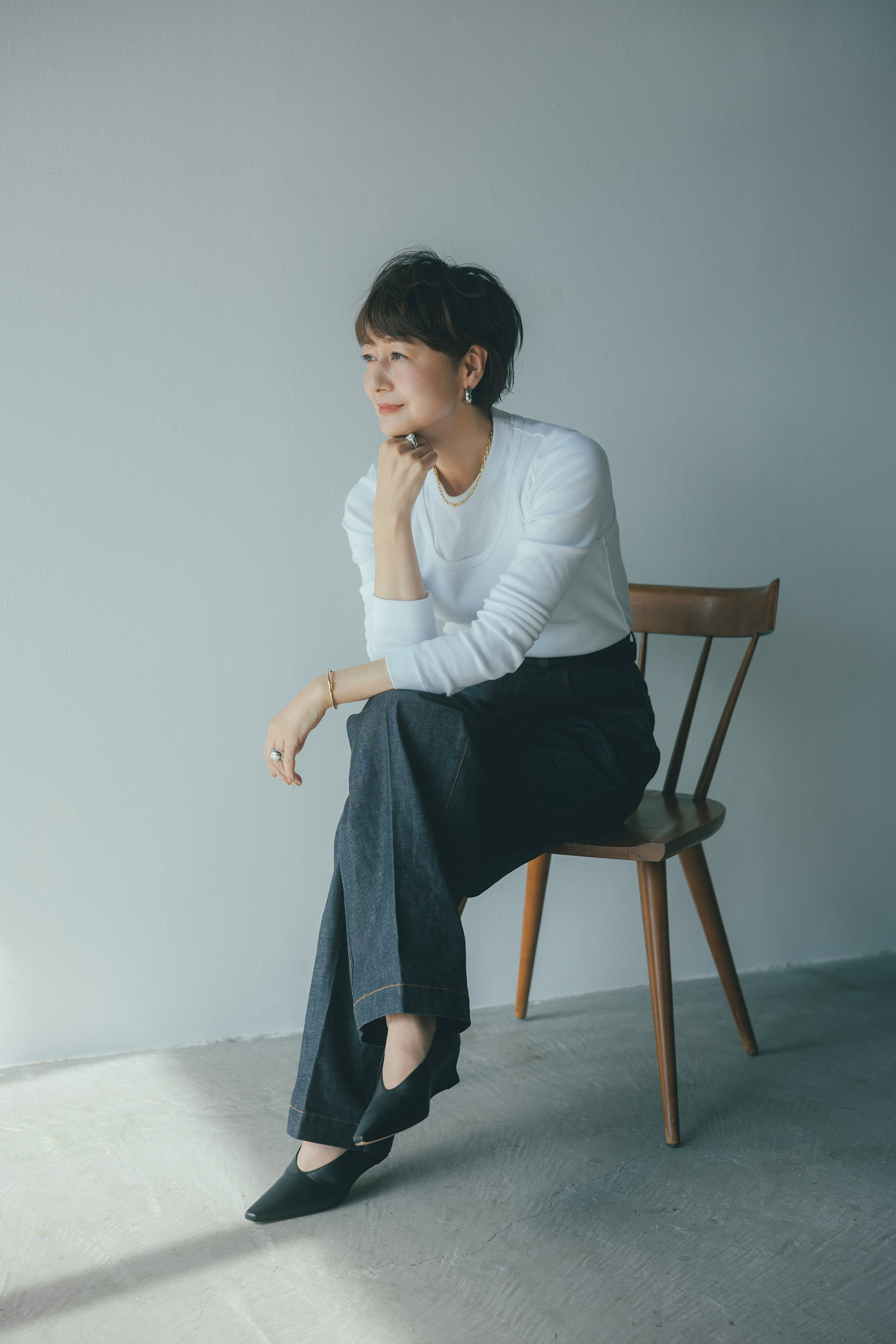 タンクトップ¥22,000、ロンT¥27,500、パンツ¥77,000／すべてブラミンク（ブラミンク トーキョー）、ピアス¥24,200、ネックレス¥37,900、リング〈右手〉¥19,360、〈左手〉¥21,450、ブレスレット¥29,800／すべてアフェクト（ラッキーアンドカンパニー）、靴下記参照