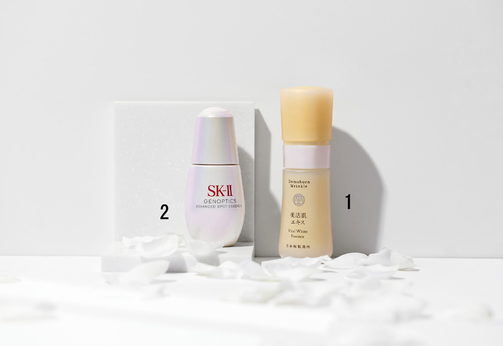 ドモホルン リンクル 美活肌エキス［医薬部外品］ 30㎖ ¥11,000／再春館製薬所、SK-Ⅱ ジェノプティクス アドバンスド スポット エッセンス［医薬部外品］ 30㎖ ¥17,490（編集部調べ）（4月5日発売）／SK-Ⅱ