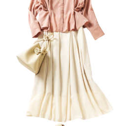 ブラウス ¥15,400／ノーク、ス カート¥23,100／ボールジィ（トゥモローランド）、メガネ¥44,0 00／プロポ（プロポデザイン）、バッグ¥44, 000／ヴァジック、ソックス¥1,650／ソージュ（ソージュ オンラインストア）、シューズ¥34,100／ジーエイチバス（ジーエイチバス トウキョウ）