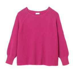 鮮やかなフューシャピンクでモダンに。ニット¥20,900／ボールジィ（トゥモローランド）
