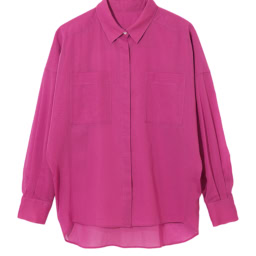 透け感で色の主張をソフトに。シャツ¥14,300／ソージュ（ソージュ オンラインストア）