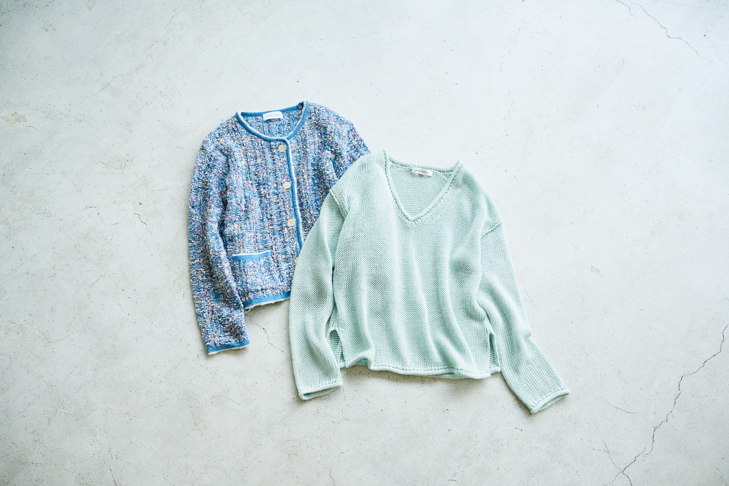 右:ニット¥12,000/バナナ・リパブリック、左:カーディガン¥26,400/ヒューマン ウーマン