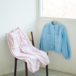 目にすると穏やかな気持ちになれる淡いブルーとピンク。天然素材の綿100％なら、デリケートな肌にやさしく寄り添ってくれます。右：シャツ¥22,000／ル シェルド ハリス（金万）、左：パンツ¥26,400／ティッカ
