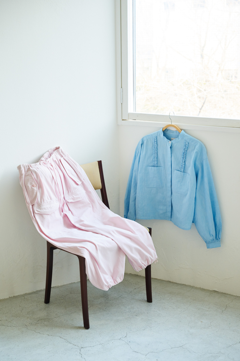 目にすると穏やかな気持ちになれる淡いブルーとピンク。天然素材の綿100%なら、デリケートな肌にやさしく寄り添ってくれます。右:シャツ¥22,000/ル シェルド ハリス(金万)、左:パンツ¥26,400/ティッカ