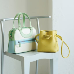 右：別注バッグ［H18×W16×D9㎝］¥47,300／ヴァジック（トゥモローランド）、左：バッグ［H21×W29×D9㎝］¥102,300／ジャック・ル・コー（アッシュ・ペー・フランス）