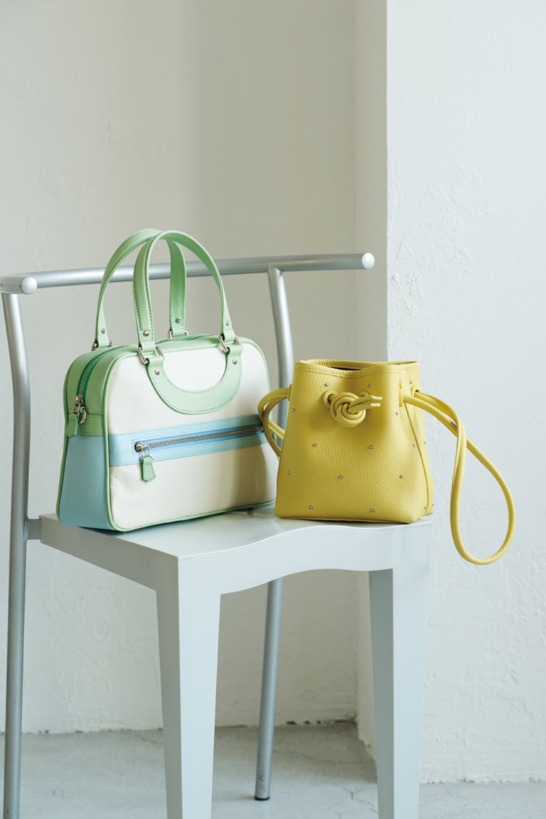 右：別注バッグ［H18×W16×D9㎝］¥47,300／ヴァジック（トゥモローランド）、左：バッグ［H21×W29×D9㎝］¥102,300／ジャック・ル・コー（アッシュ・ペー・フランス）