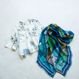 柄ブラウス¥33,000／ドロウェル、ストール［H100×W195㎝］¥32,300／イヌイ・エデイション（アッシュ・ペー・フランス）