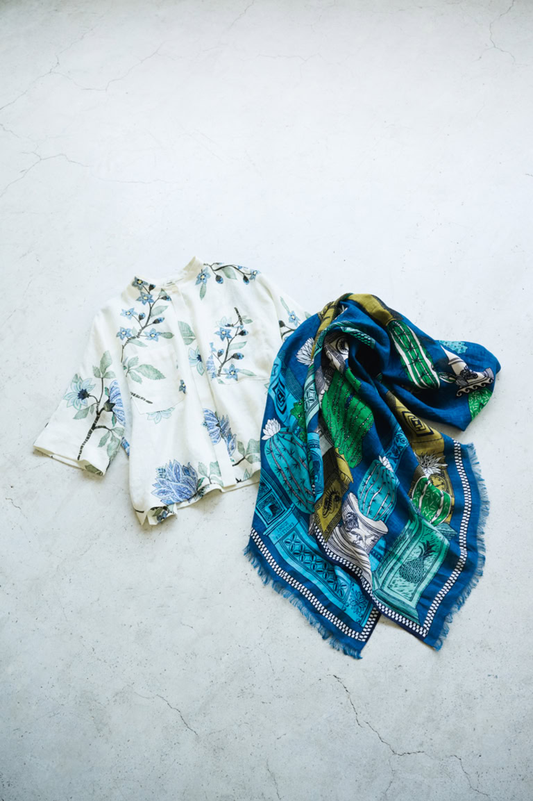 柄ブラウス¥33,000／ドロウェル、ストール［H100×W195㎝］¥32,300／イヌイ・エデイション（アッシュ・ペー・フランス）