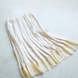 スカート¥53,900／セオリーリュクス（リンク・セオリー・ジャパン）