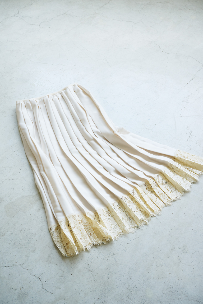 スカート¥53,900／セオリーリュクス（リンク・セオリー・ジャパン）