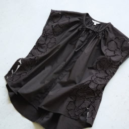 ブラウス¥20,000／バナナ・リパブリック