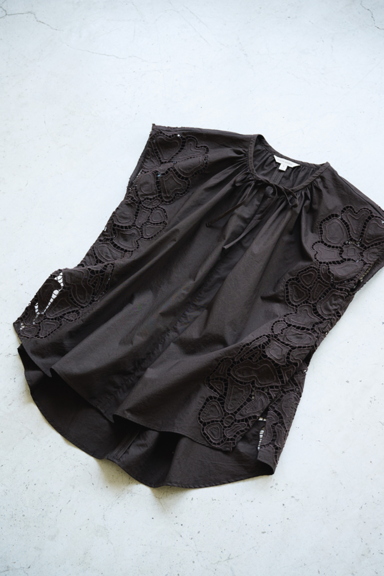 ブラウス¥20,000／バナナ・リパブリック