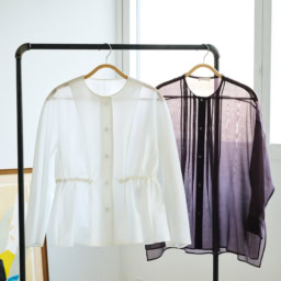 右：ブラウス¥26,400／ボールジィ（トゥモローランド）、左：ジャケット¥41,800／ル フィル（ル フィル ニュウマン新宿店）