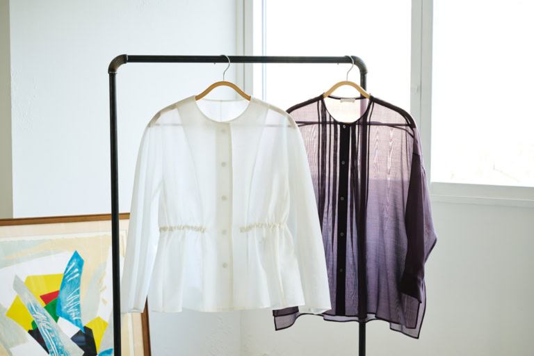 右：ブラウス¥26,400／ボールジィ（トゥモローランド）、左：ジャケット¥41,800／ル フィル（ル フィル ニュウマン新宿店）