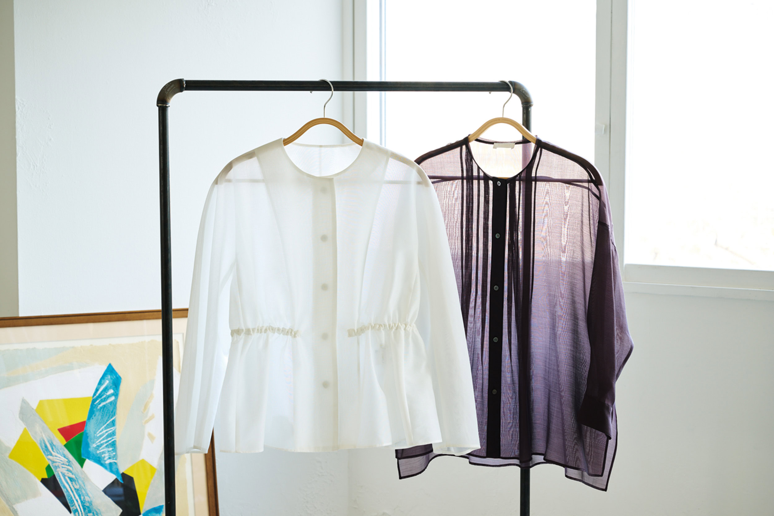 右:ブラウス¥26,400/ボールジィ(トゥモローランド)、左:ジャケット¥41,800/ル フィル(ル フィル ニュウマン新宿店)