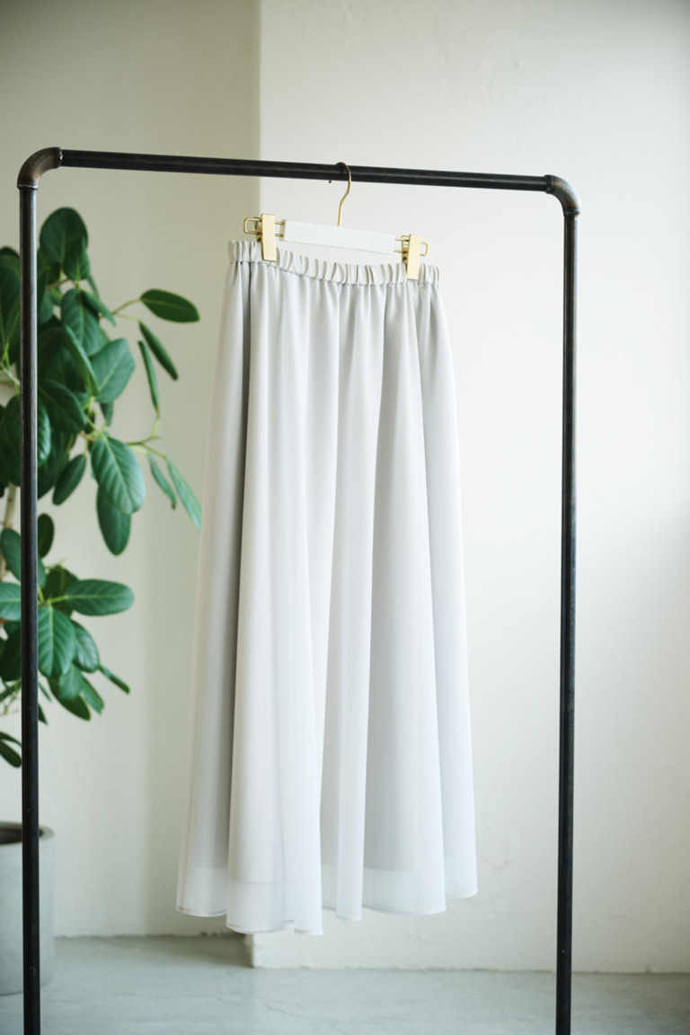 スカート¥19,800/ヒューマン ウーマン