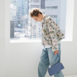 ジャケット¥302,500、シャツ¥137,500、パンツ¥215,600／すべて ファビアナ フィリッピ（コロネット）、ピアス¥141,900、リング¥385,000／ともにヒロタカ（ヒロタカ 表参道ヒルズ）、メガネ¥50,600／アイヴァン（アイヴァン 東京ギャラリー）、バッグ¥75,900／マエストソ（アマン）、シューズ¥69,300／ネブローニ