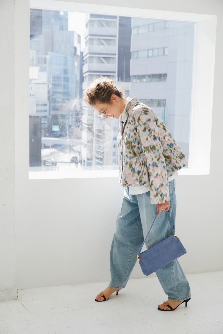 ジャケット¥302,500、シャツ¥137,500、パンツ¥215,600/すべて ファビアナ フィリッピ(コロネット)、ピアス¥141,900、リング¥385,000/ともにヒロタカ(ヒロタカ 表参道ヒルズ)、メガネ¥50,600/アイヴァン(アイヴァン 東京ギャラリー)、バッグ¥75,900/マエストソ(アマン)、シューズ¥69,300/ネブローニ