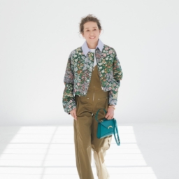 ショートブルゾン¥149,600、オールインワン¥115,500、Tシャツ¥31,900／すべてエムエスジーエム（アオイ）、ピアス¥79,200、リング¥92,400、バングル¥239,800／すべてシャルロット シェネ（シャルロット シェネ 青山店）、バッグ¥566,500／モワナ（モワナ 伊勢丹新宿店）、シューズ¥135,300／セルジオ ロッシ（セルジオ ロッシ ジャパン カスタマーサービス）